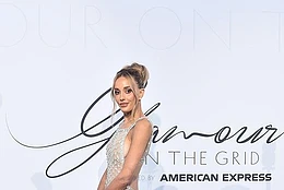 Бек Джадд возглавила прибытие знаменитостей на открытии Гран-при «Гламур на старте», почти не оставив простора для воображения