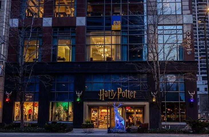 Приглашаем всех поттероманов! Первый в Великобритании флагманский магазин Гарри Поттера откроется в самом центре Лондона, предлагая интерактивные зоны, возможности для фотосъемки и эксклюзивные товары