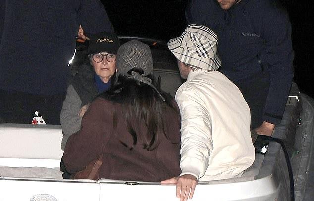 Брэд Питт обнимал свою девушку Инес де Рамон спустя дни после того, как его отдалившийся сын шокирующе отказался от его фамилии