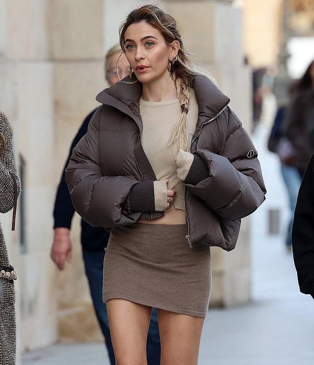 Пэрис Джексон произвела фурор в полупрозрачном наряде на Неделе моды в Париже