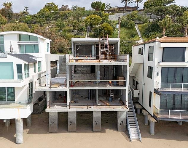 Канье Уэст был замечен прибывающим в здание суда в Лос-Анджелесе в эту пятницу на фоне продолжающегося судебного процесса против него со стороны его бывшего сотрудника Тони Саксона