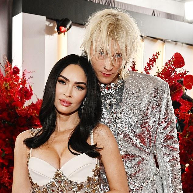 Machine Gun Kelly был вынужден поправить папарацци во Франции после того, как его дочь Кэси приняли за Меган Фокс