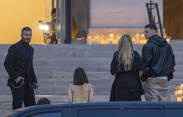 Дэвид Бекхэм выразил эмоциональную дань уважения своей «невероятной жене» Виктории после её показа на Неделе моды в Париже, в то время как её отдалившийся сын Бруклин продвигает свой бренд острого соуса