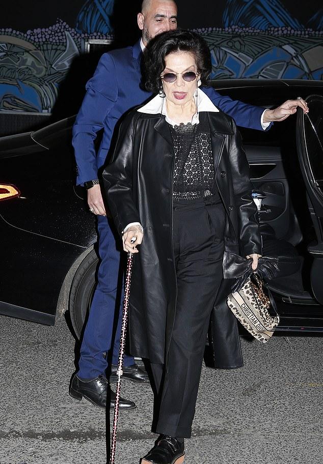 Бывшая жена Мика Джаггера, Бьянка, выглядела непринужденно шикарно в черном кожаном плаще, когда прибыла в отель Costes во время Парижской недели моды в пятницу