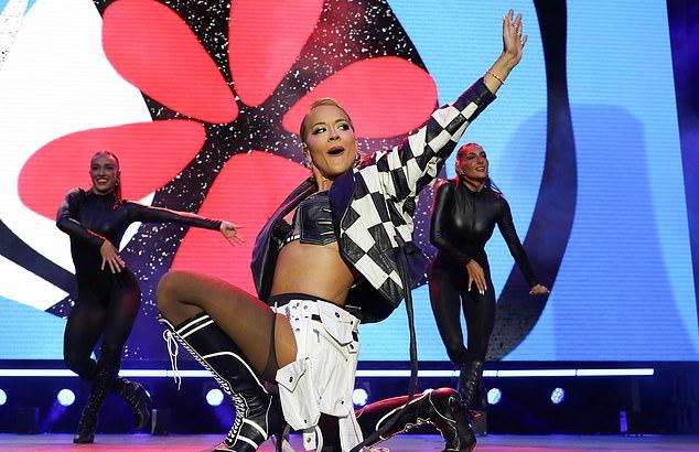 Рита Ора покорила публику в прозрачных чулках и кожаных ботинках на шнуровке на Гран-при Австралии Формулы-1 2026