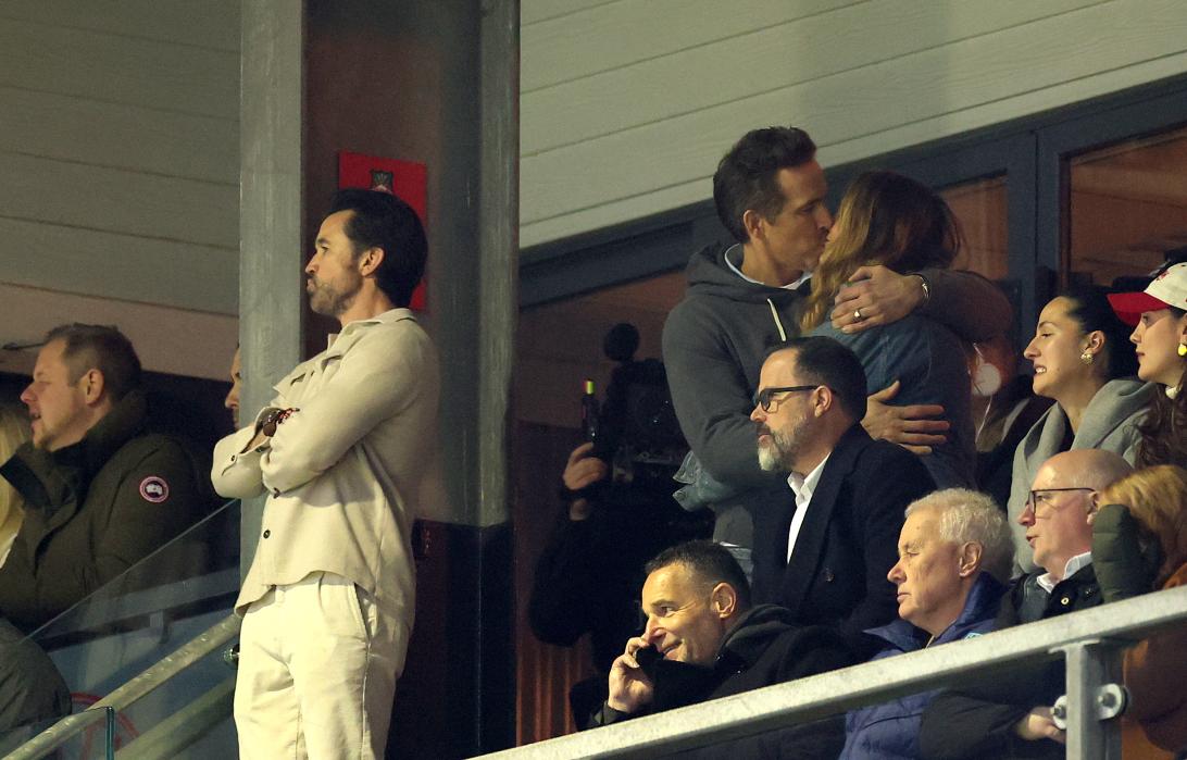 Блейк Лайвли и Райан Рейнольдс отдались чувствам во время страстного поцелуя на матче «Рексхэма»