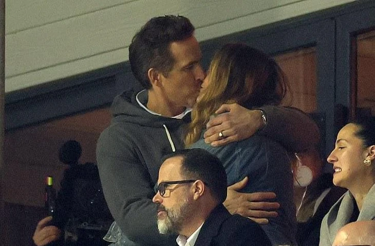 Блейк Лайвли страстно поцеловала мужа Райана Рейнольдса во время редкого совместного появления на футбольном матче в Уэльсе в субботу