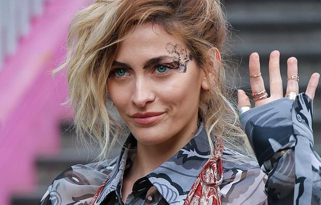 Необычные отметки на лице Пэрис Джексон на показе Vivienne Westwood