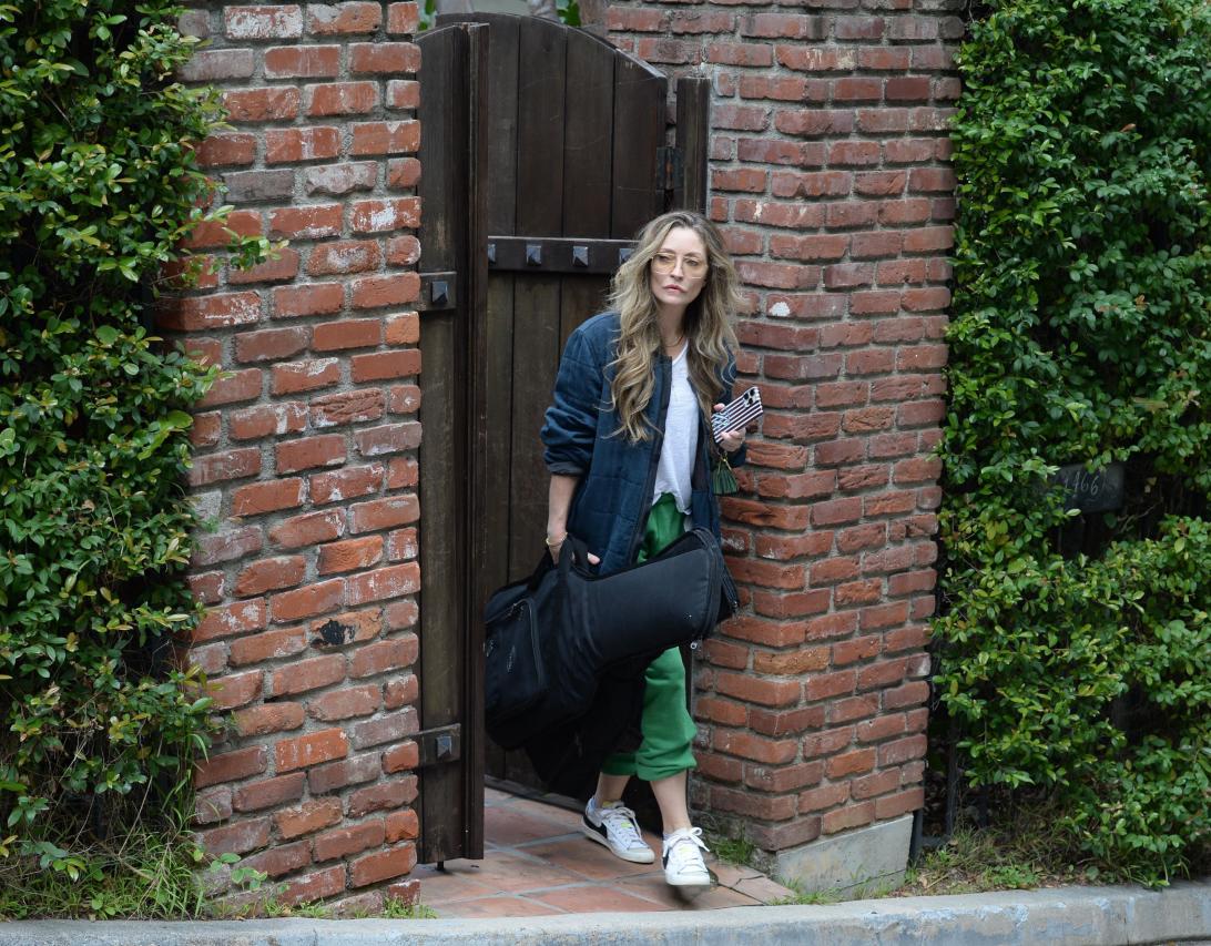 Ребекка Гейхарт вывезла вещи Эрика Дэйна из дома Джонни Деппа в Лос-Анджелесе, где покойный актер жил до своей смерти от БАС