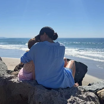 Меган Маркл отметила Международный женский день, опубликовав трогательное фото своей дочери Лилибет, сделанное принцем Гарри