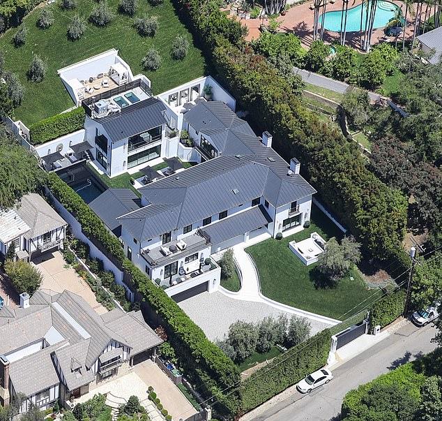 Вооруженная женщина, обстрелявшая дом Рианны на Tesla, задержана из-за грязного автомобиля