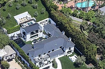 Вооруженная женщина, обстрелявшая дом Рианны на Tesla, задержана из-за грязного автомобиля