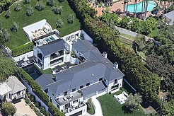 Вооруженная женщина, обстрелявшая дом Рианны на Tesla, задержана из-за грязного автомобиля