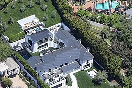 Вооруженная женщина, обстрелявшая дом Рианны на Tesla, задержана из-за грязного автомобиля