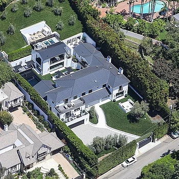 Вооруженная женщина, обстрелявшая дом Рианны на Tesla, задержана из-за грязного автомобиля