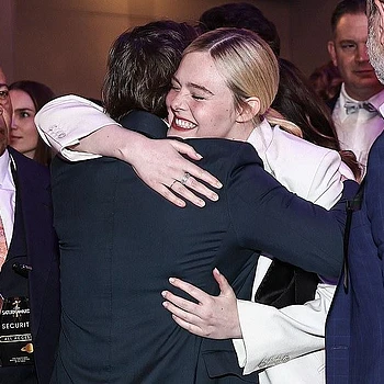 Том Круз восторженно воссоединился с Эль Фэннинг спустя два десятилетия