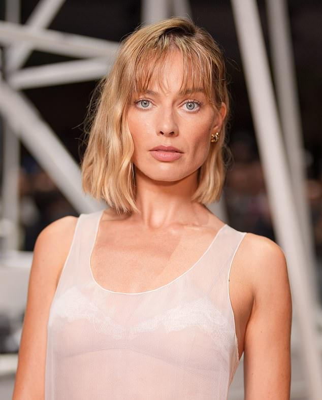 Марго Робби дебютировала со стильной новой стрижкой боб на показе Chanel в рамках Недели моды в Париже