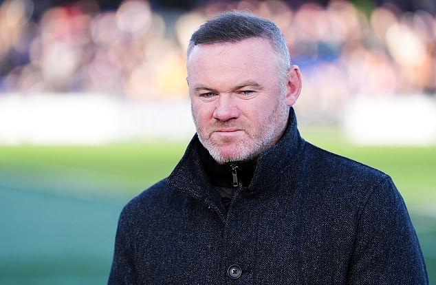 Уэйн Руни, как сообщается, наконец наладил отношения с женой Колин после того, как на прошлой неделе его видели на вечеринке с двумя загадочными женщинами