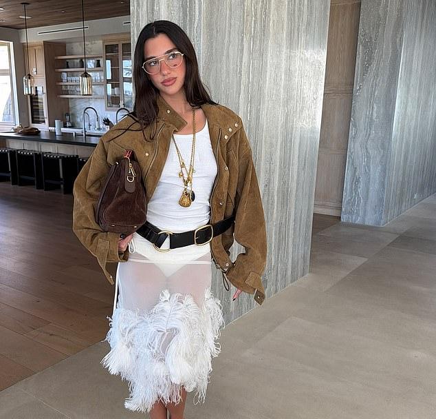 Дуа Липа в бикини и жених Каллум Тернер: влюблённые как никогда на пляжном свидании