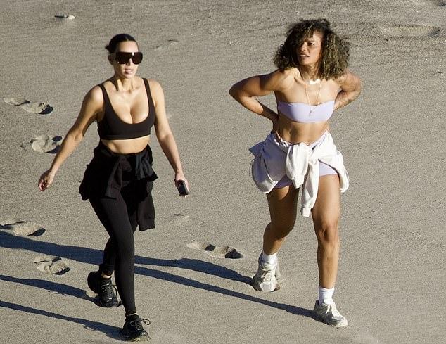 Ким Кардашьян наслаждалась солнечным днем на пляже на этой неделе