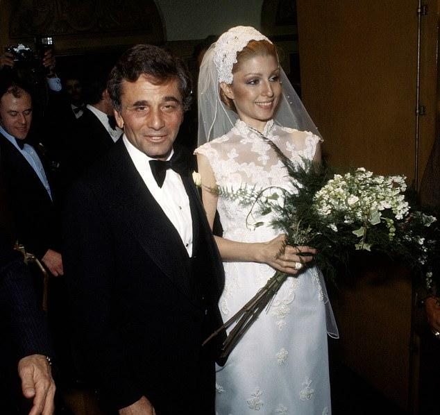 Узнаваемое лицо телевидения 1980-х: Вдова Питера Фалька замечена на публике