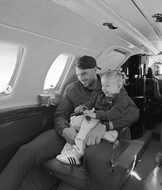 Томми Фьюри поделился впечатлениями от своей поездки в парижский Диснейленд со своей невестой Молли-Мэй Хейг и трёхлетней дочерью Бамби в среду