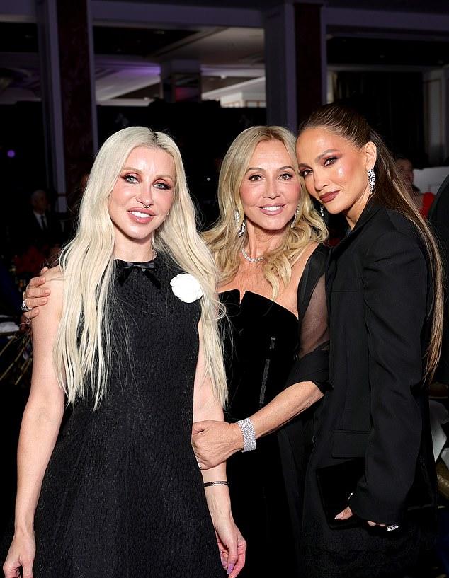 Дженнифер Лопес В Центре Внимания: Неожиданное Появление на Гала-Вечере «Незабываемый Вечер»