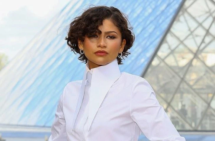 Зендая вновь продемонстрировала два кольца на безымянном пальце левой руки