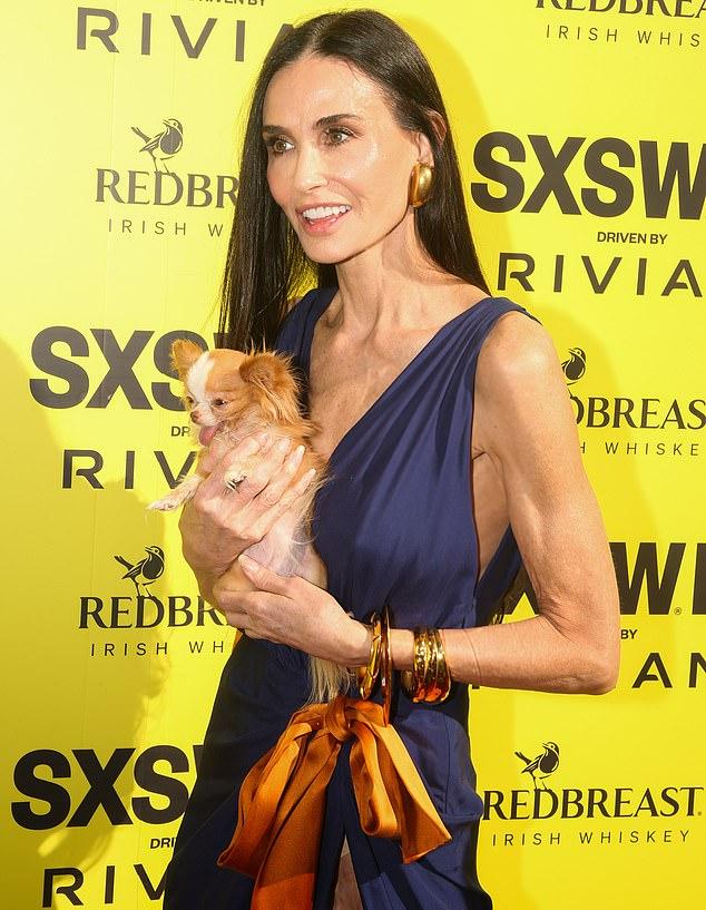 Деми Мур продемонстрировала свою постройневшую фигуру в этот четверг, появившись на красной дорожке фестиваля South By Southwest в Остине, штат Техас