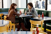 Адриан Гренье полагает, что есть конкретная причина, по которой его «не позвали» сниматься в продолжении «Дьявол носит Prada 2»