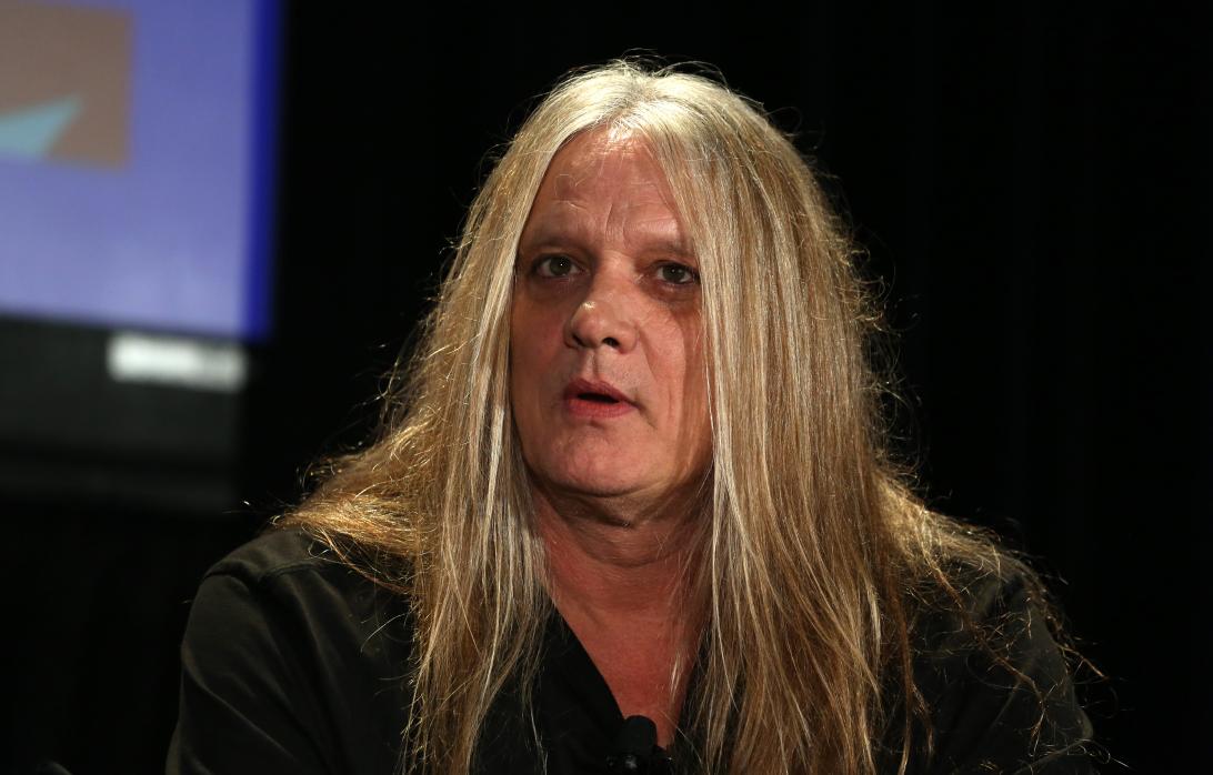 Себастьян Бах извиняется за связь с Кристиной Эпплгейт, когда она встречалась с Брэдом Питтом