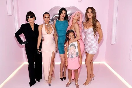 Крис Дженнер гордится превращением своей дочери Кайли Дженнер из подростка в косметического магната и всегда отмечает деловую хватку своей младшей
