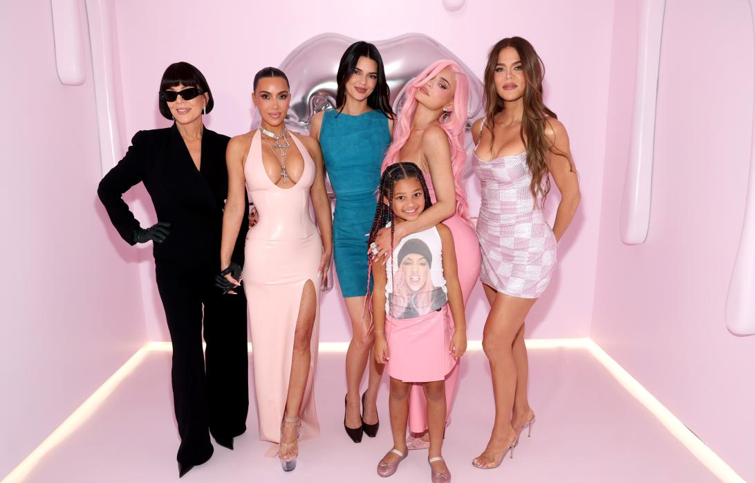 Крис Дженнер рассказала, что Кайли Дженнер потратила «каждую копейку» своих денег от «Семейства Кардашьян» на запуск своего бизнеса Kylie Cosmetics, когда ей было 17 лет