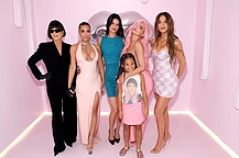 Крис Дженнер рассказала, что Кайли Дженнер потратила «каждую копейку» своих денег от «Семейства Кардашьян» на запуск своего бизнеса Kylie Cosmetics, когда ей было 17 лет