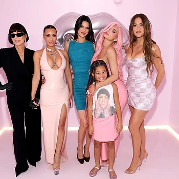 Крис Дженнер рассказала, что Кайли Дженнер потратила «каждую копейку» своих денег от «Семейства Кардашьян» на запуск своего бизнеса Kylie Cosmetics, когда ей было 17 лет