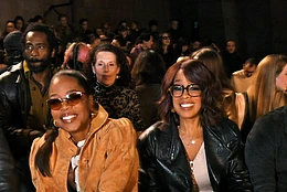 Опра Уинфри объяснила «походку 90-летней» на Неделе моды в Париже проблемами со зрением