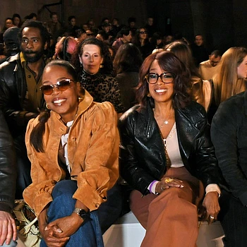 Опра Уинфри объяснила «походку 90-летней» на Неделе моды в Париже проблемами со зрением