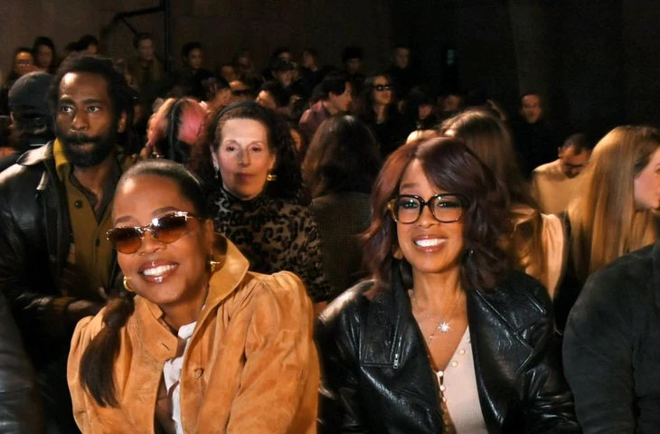 Опра Уинфри объяснила «походку 90-летней» на Неделе моды в Париже проблемами со зрением