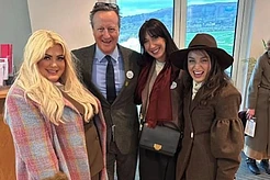 Джемма Коллинз встретилась с Дэвидом Кэмероном на скачках в Челтнеме