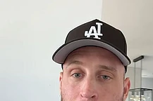 Чета Хэнкса заметили на крупной пред-оскаровской вечеринке спустя всего несколько недель после того, как он в соцсетях рассказал о своих дорожных злоключениях и проблемах с паспортом