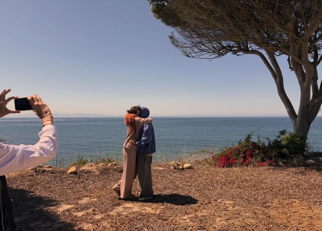 Селена Гомес и Бенни Бланко обменивались нежностями на пляже после критики в адрес его грязных ног