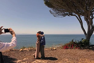 Селена Гомес и Бенни Бланко обменивались нежностями на пляже после критики в адрес его грязных ног