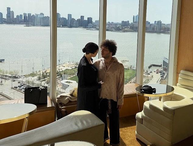 Селена Гомес нежно прижалась к своему мужу Бенни Бланко на милом снимке, пока влюбленные продолжают отмахиваться от драмы вокруг его «грязных ног»