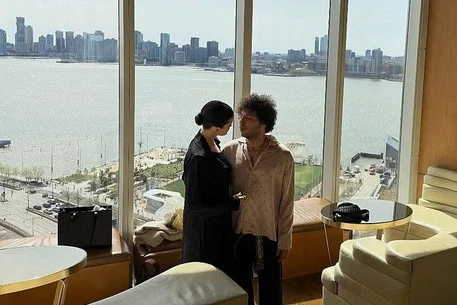 Селена Гомес нежно прижалась к своему мужу Бенни Бланко на милом снимке, пока влюбленные продолжают отмахиваться от драмы вокруг его «грязных ног»