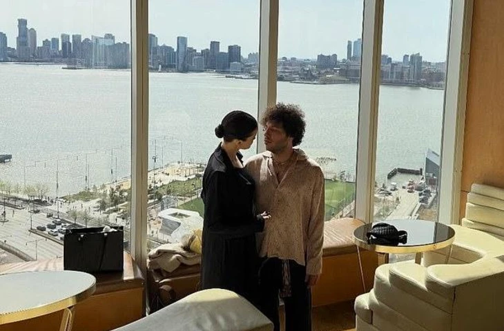 Селена Гомес нежно прижалась к своему мужу Бенни Бланко на милом снимке, пока влюбленные продолжают отмахиваться от драмы вокруг его «грязных ног»