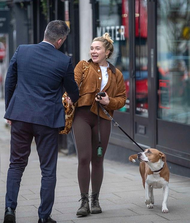 Кажется, обычно безупречный стиль Флоренс Пью на этот раз принял «собачий» оборот..