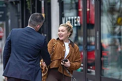 Кажется, обычно безупречный стиль Флоренс Пью на этот раз принял «собачий» оборот..