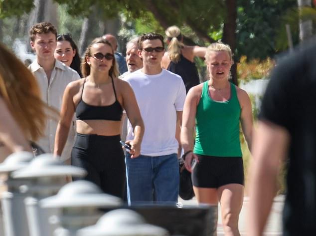 Безымянный палец Тома Холланда оставался без кольца на фоне слухов о его браке с Зендеей