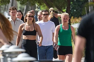 Безымянный палец Тома Холланда оставался без кольца на фоне слухов о его браке с Зендеей