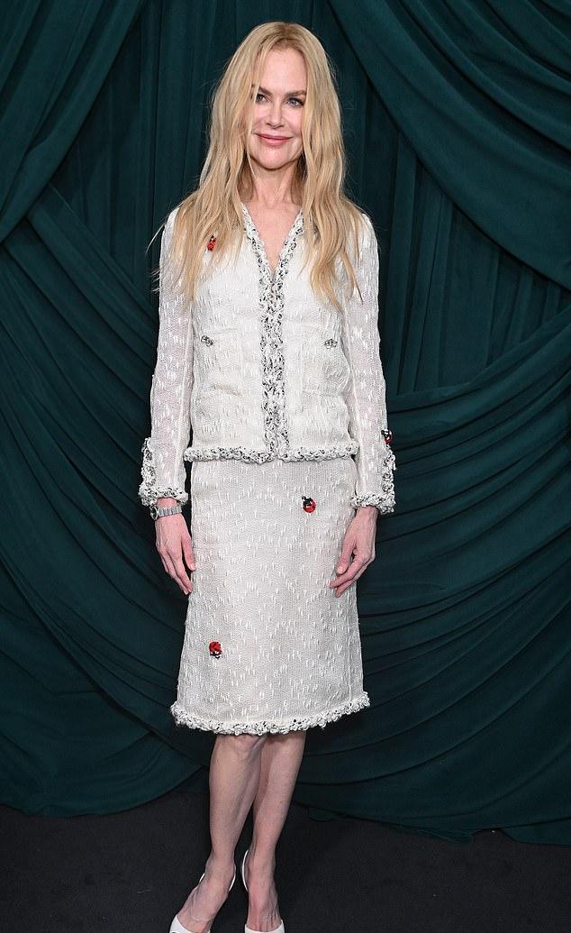 Николь Кидман выглядела очень молодо рядом с Лорен Санчес и Лили-Роуз Депп на 17-м ежегодном предоскаровском ужине Chanel в Беверли-Хиллз в субботу